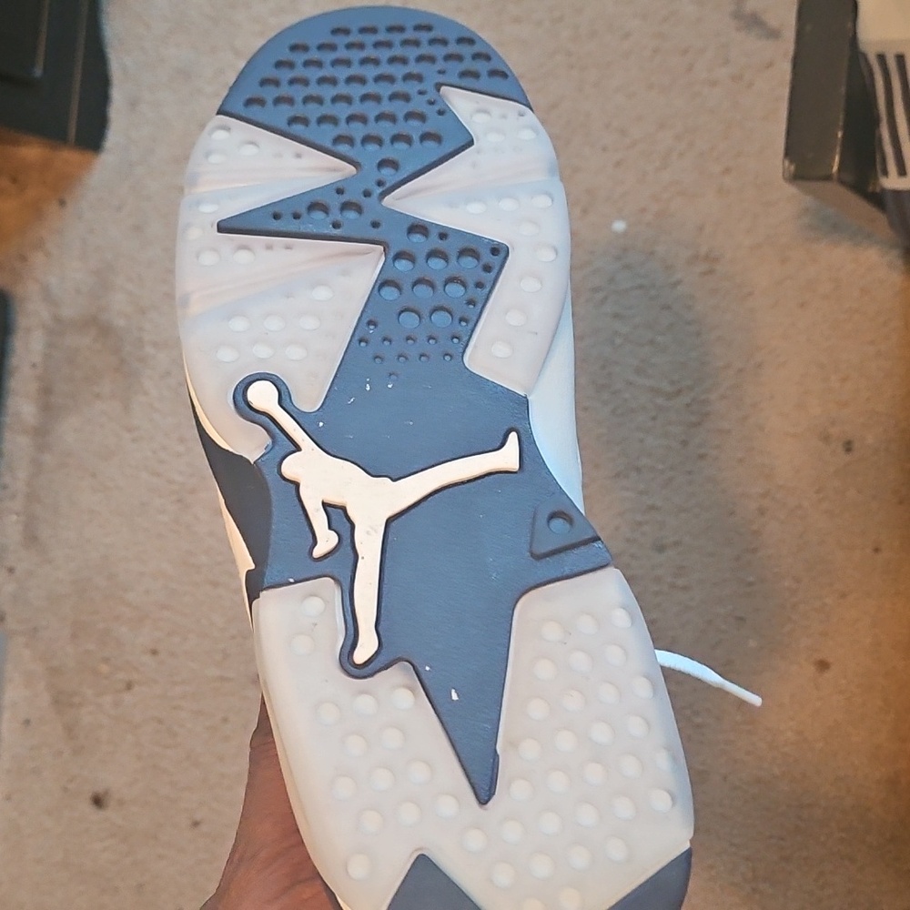 Jordan Sneakers White and Navy - Picture 3 of 4